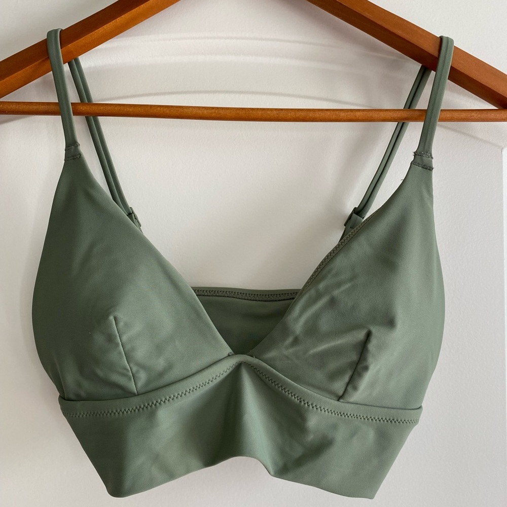 Aerie bathing suit triangle top. Size Small. Adjustable straps. EUC.